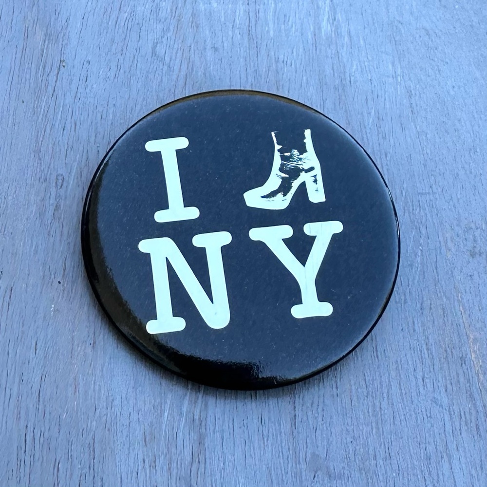 💥3/$10💥 I 👢NY Black & White Button Pin